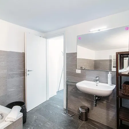 Lumina - Secluded Garden Retreat - View 토르노