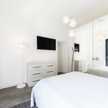 Lumina - Secluded Garden Retreat - View Torno
