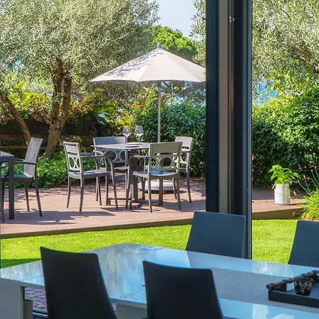 Willa Lumina - Secluded Garden Retreat - View Torno