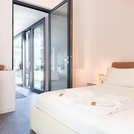 Lumina - Secluded Garden Retreat - View Torno