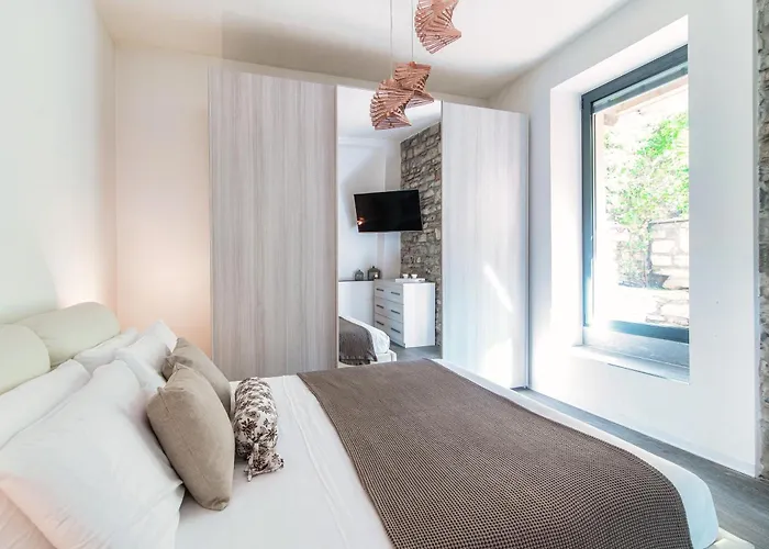 Villa Lumina - Secluded Garden Retreat - View *