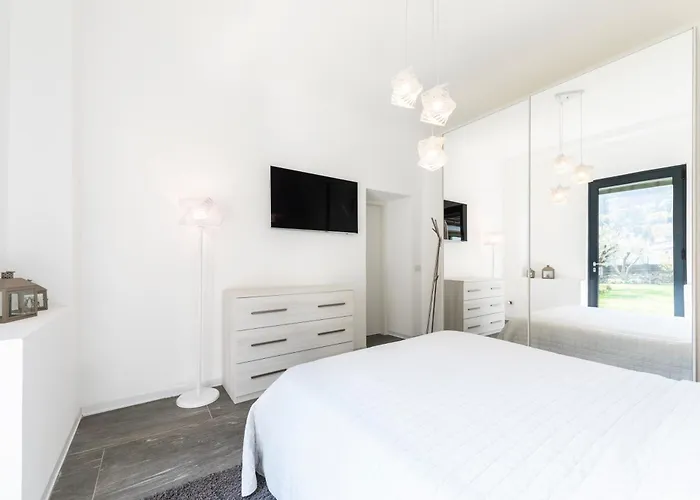 Lumina - Secluded Garden Retreat - View Torno